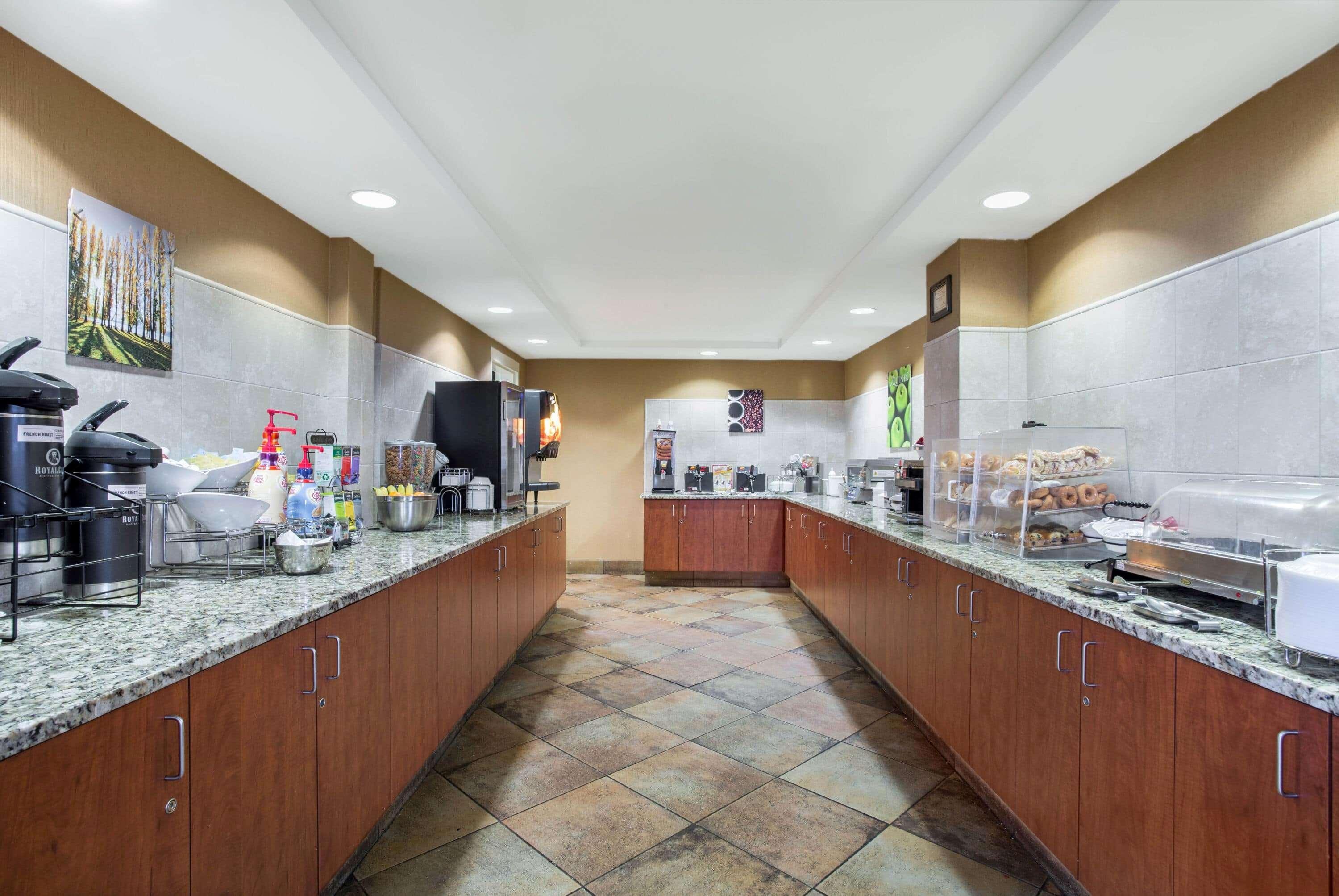 Hampton Inn Manchester Downtown Екстериор снимка