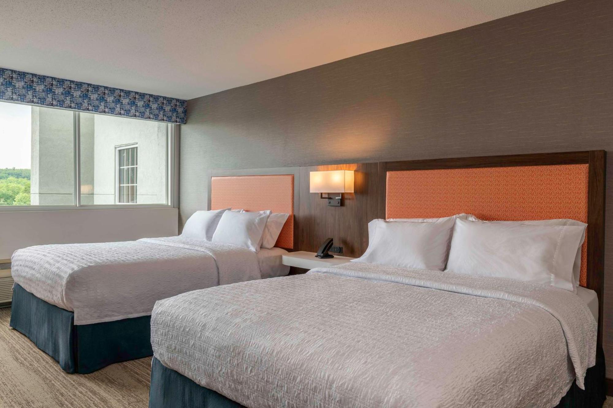 Hampton Inn Manchester Downtown Екстериор снимка