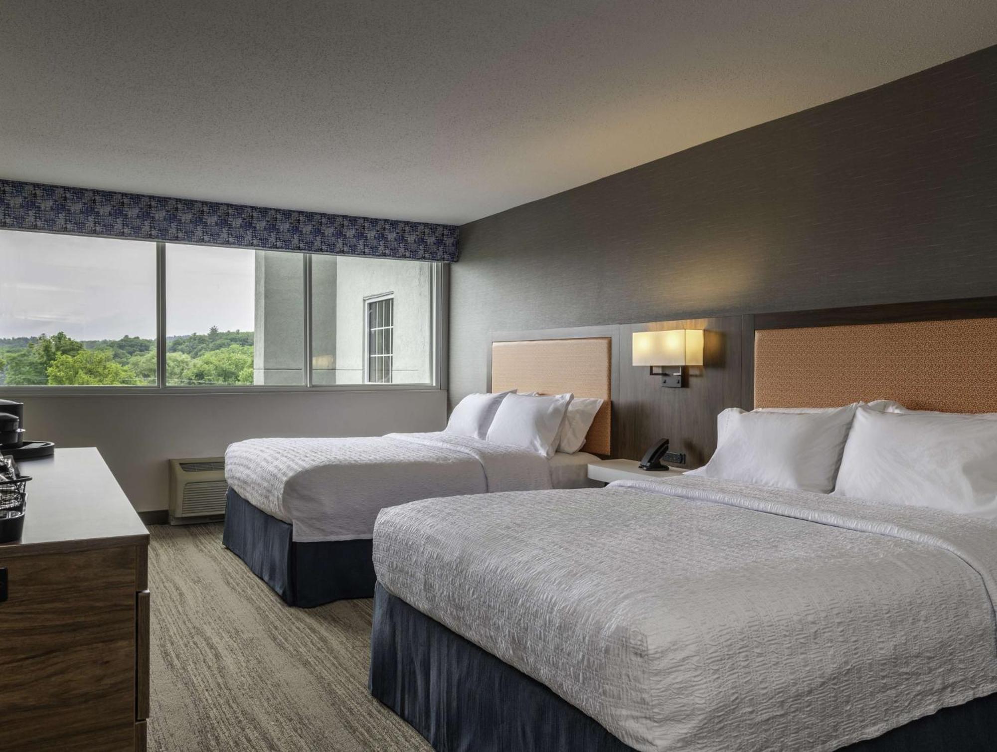 Hampton Inn Manchester Downtown Екстериор снимка