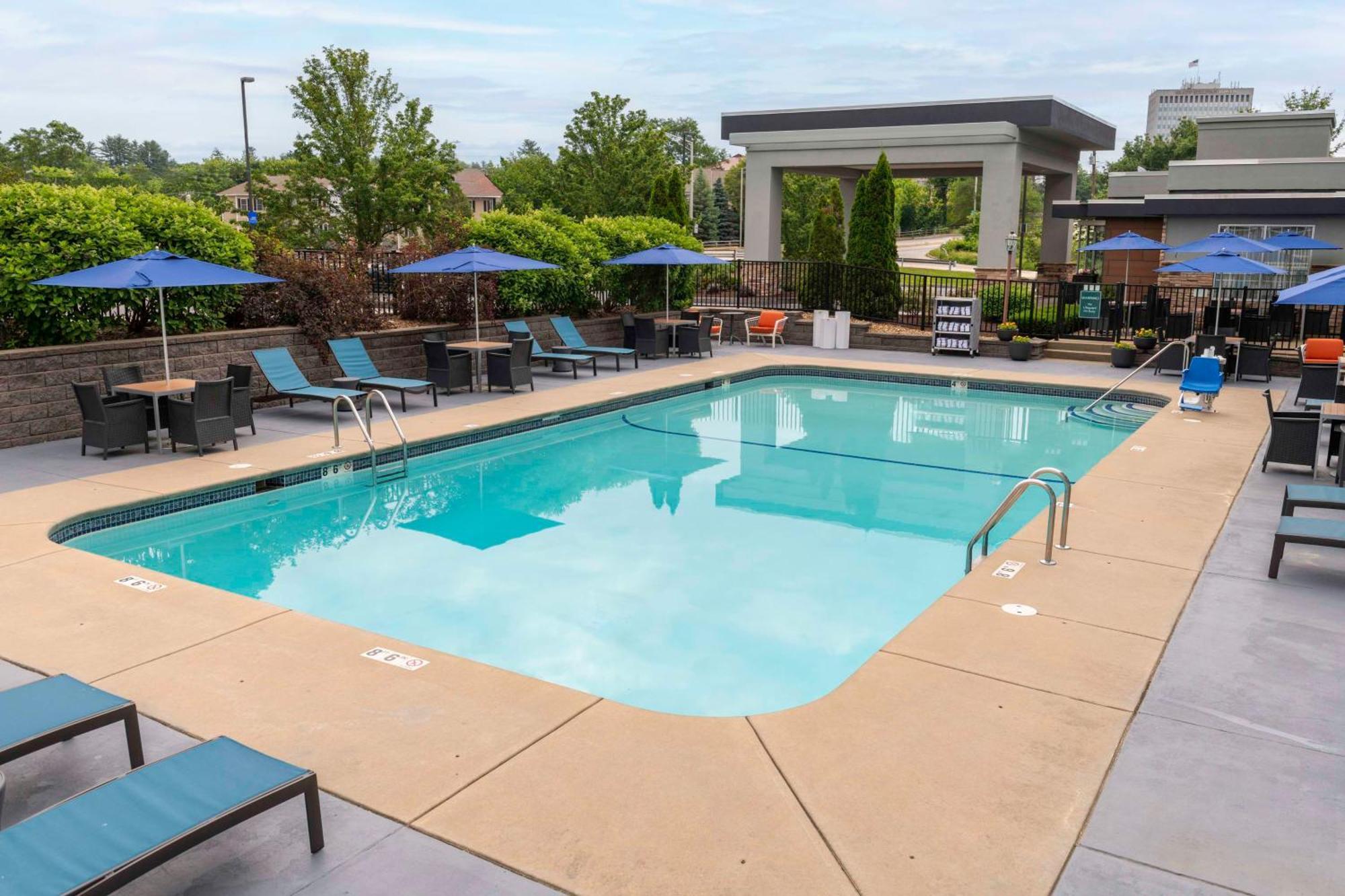 Hampton Inn Manchester Downtown Екстериор снимка