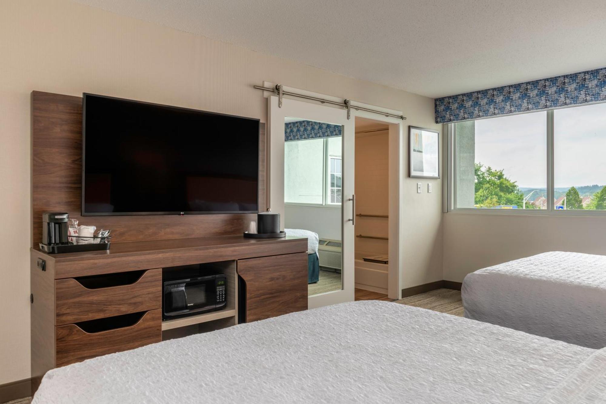 Hampton Inn Manchester Downtown Екстериор снимка