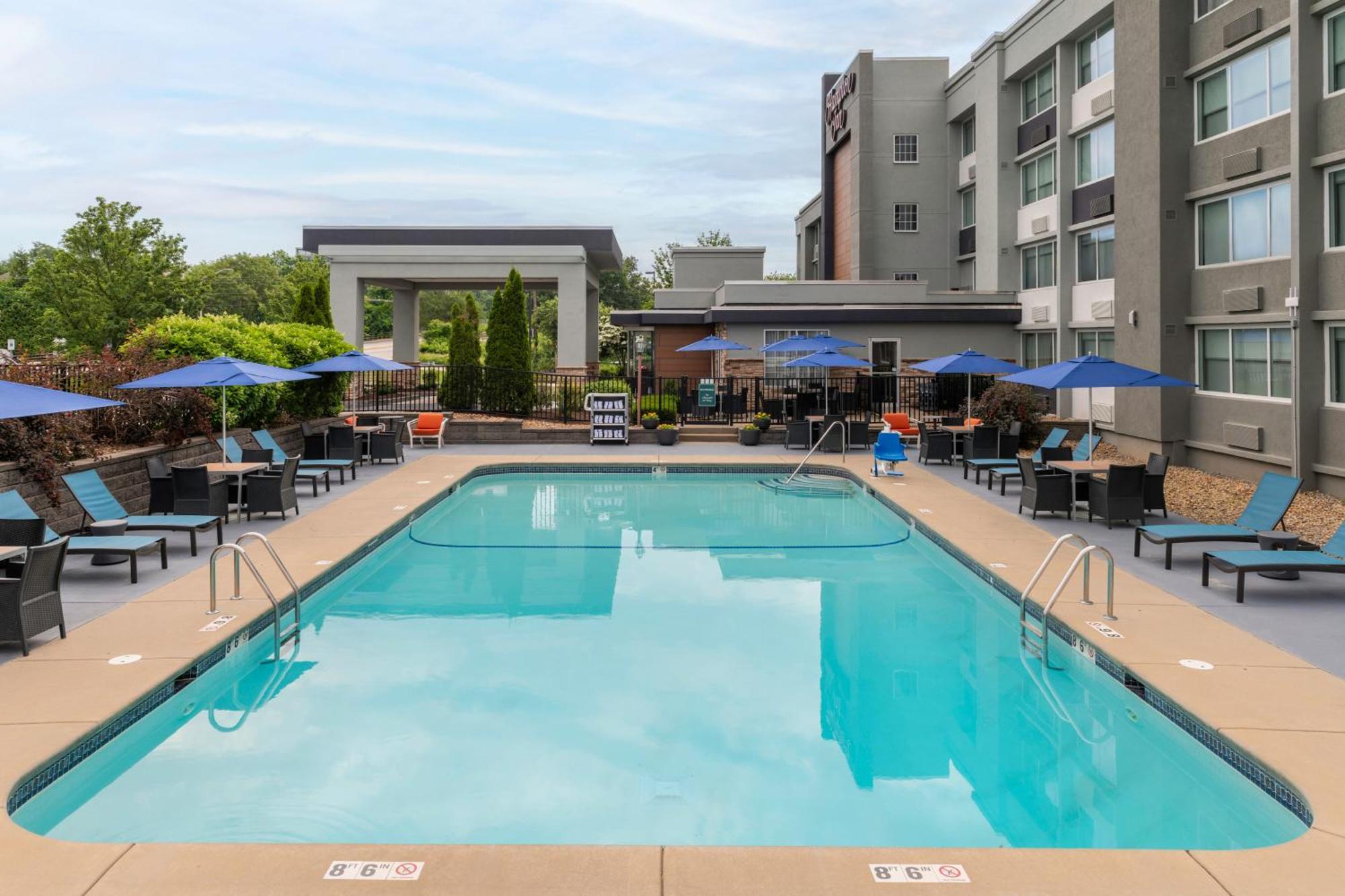 Hampton Inn Manchester Downtown Екстериор снимка